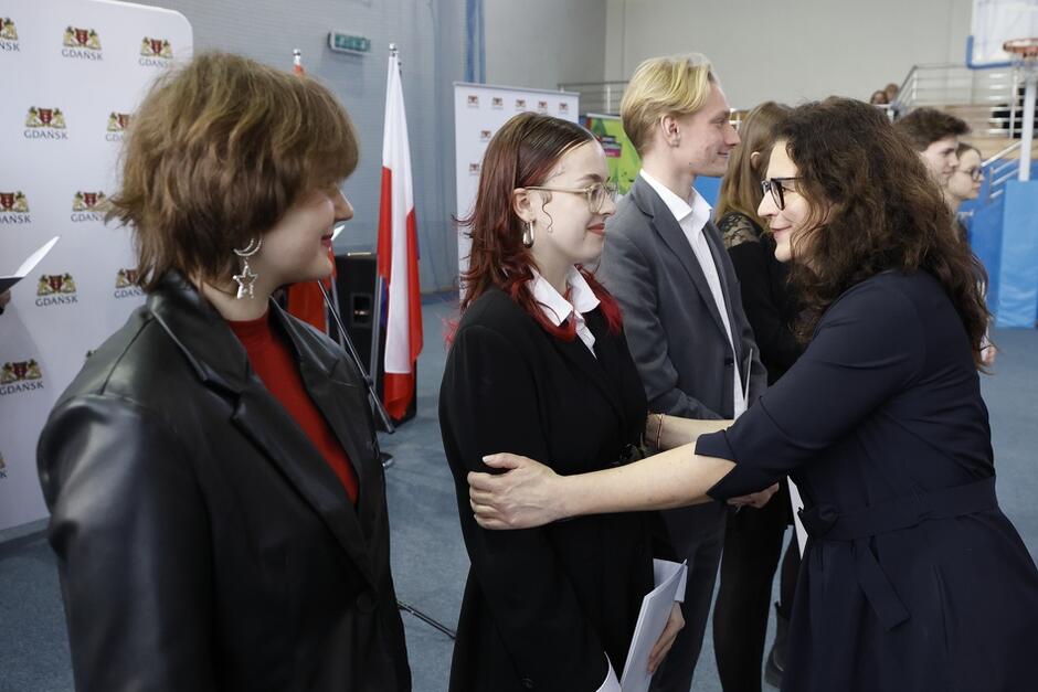 Dyplomy potwierdzające przyznanie stypendium wręczała uczniom prezydent Gdańska Aleksandra Dulkiewicz...