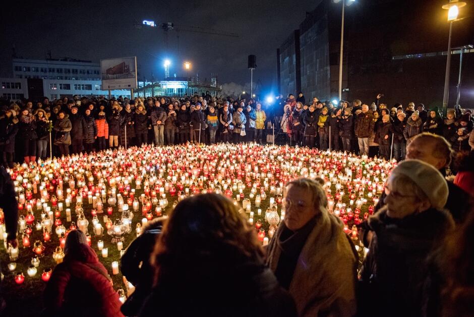 W styczniu 2019 roku, tuż po śmierci prezydenta Adamowicza, mieszkańcy Gdańska spontanicznie utworzyli płonące serce z 36 tysięcy zniczy