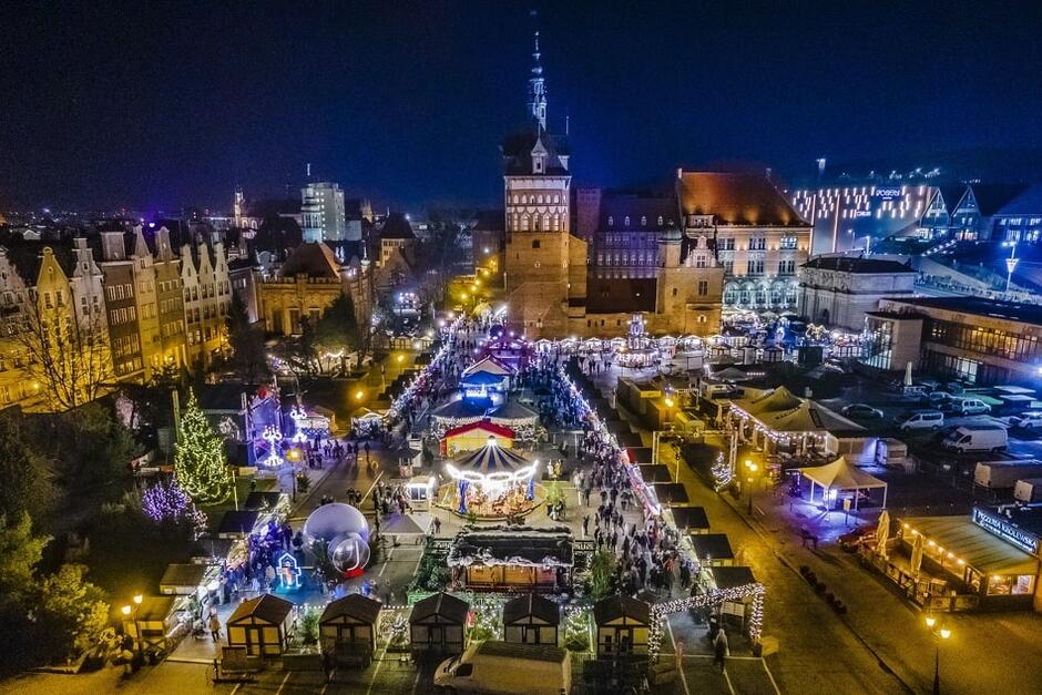 rozświetlona nocna i zimowa panorama Gdańska z lotu ptaka