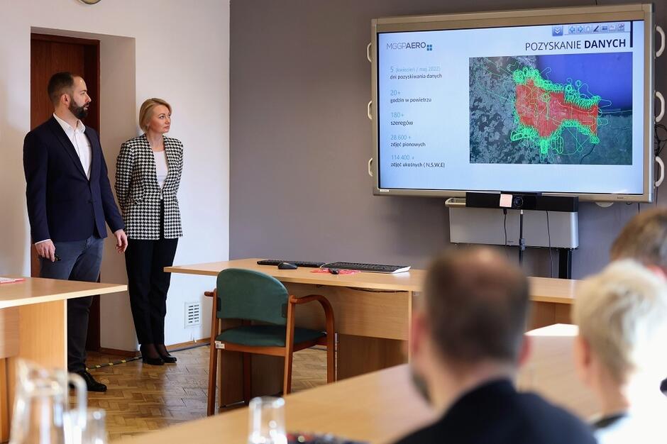 dwie osoby na zdjęciu, slajd na ekranie