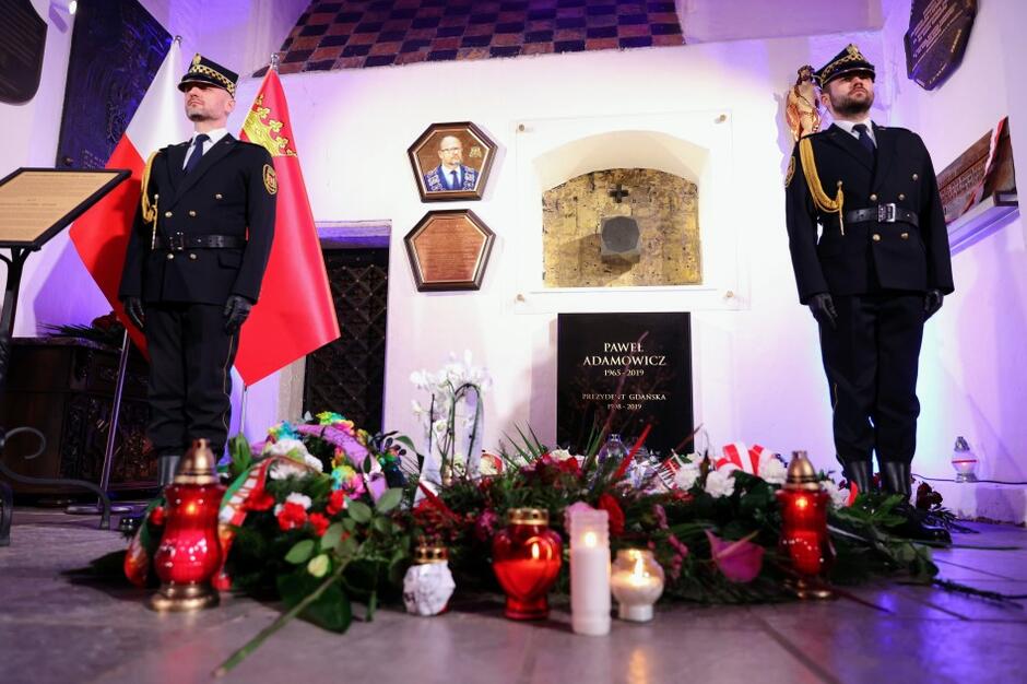 Honorowa warta dwóch strażników Straży Miejskiej w Gdańsku stojąca przy grobie prezydenta Gdańska Pawła Adamowicza
