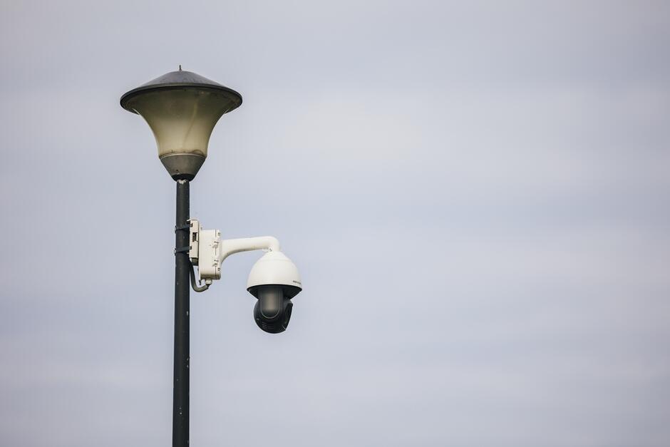 Kamera monitoringu wisząca na latarni 