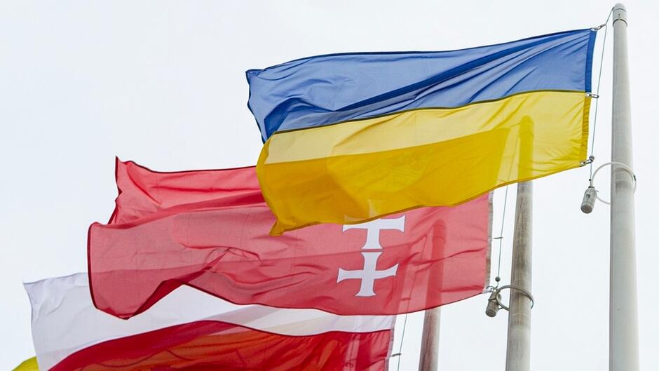 Flagi Polski, Gdańska i Ukrainy powiewające na maszcie