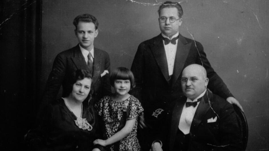 Archiwalne, czarno-białe zdjęcie rodziny z małą dziewczynką 
