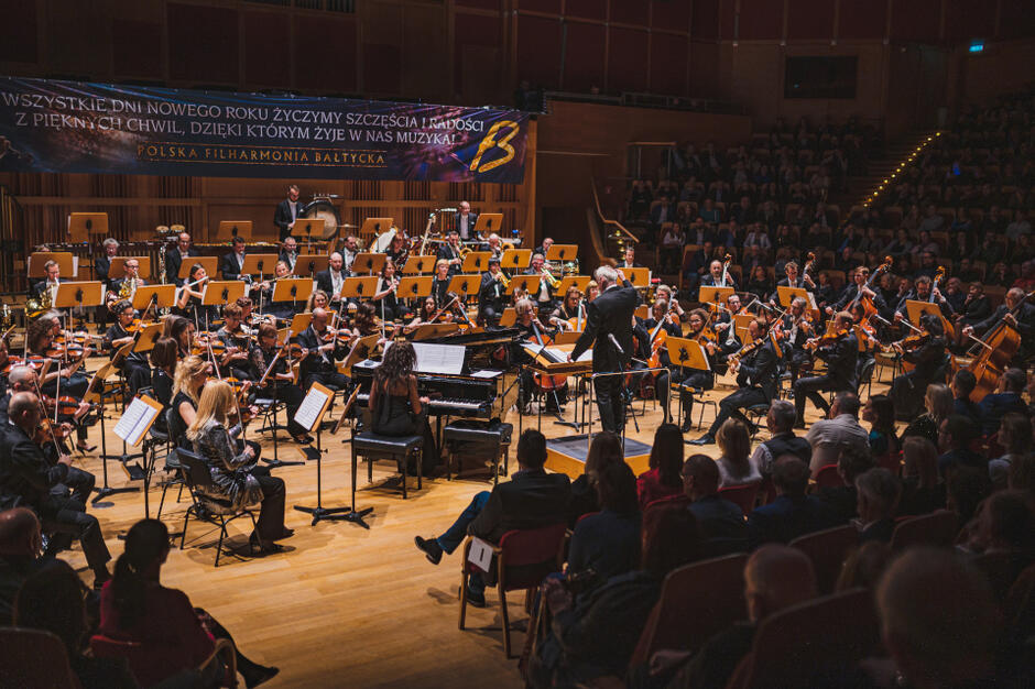 orkiestra w sali koncertowej podczas występu