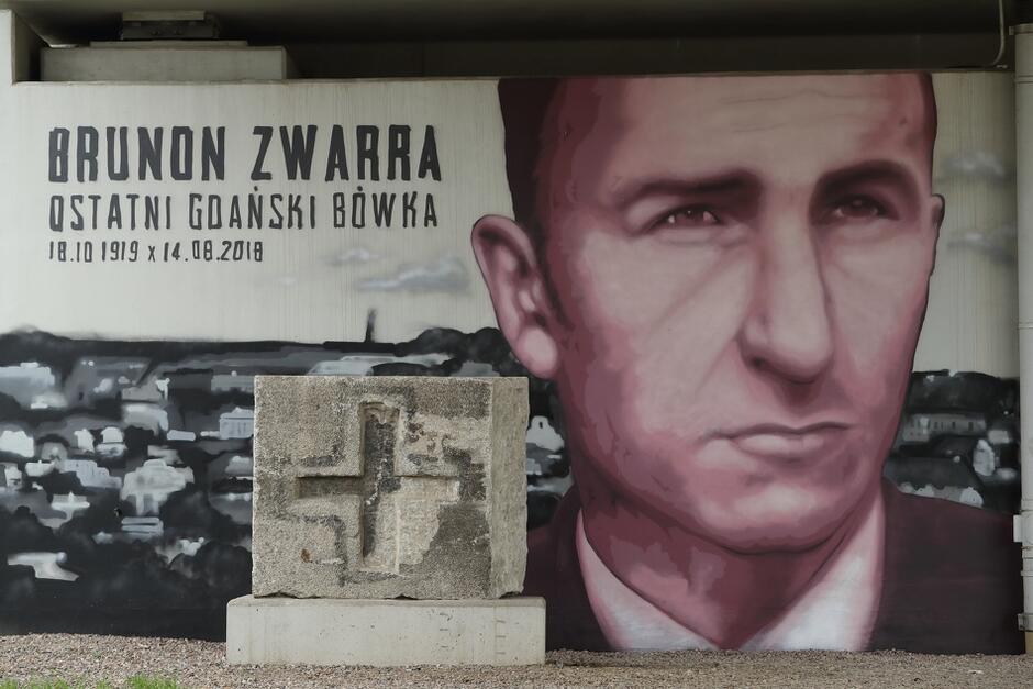Mural z twarzą mężczyzny z napisem ostatni gdański bówka