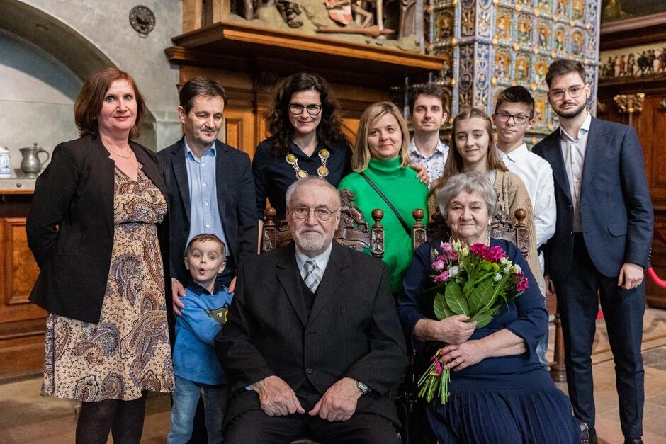 para na krzesłach tronowych otoczona rodziną i z prezydent Gdańska