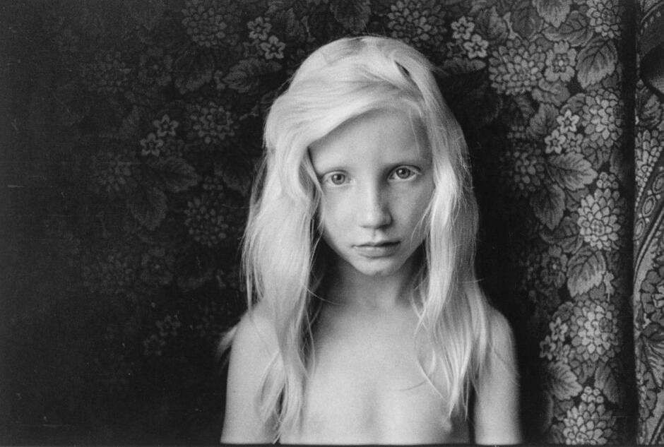 fotografia biało czarna - portret dziewczynki z długimi blond włosami