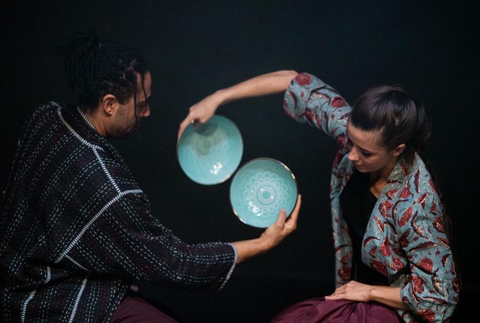 kobieta i mężczyzna w tanecznej pozie, trzymają w dłoniach turkusowe talerze 