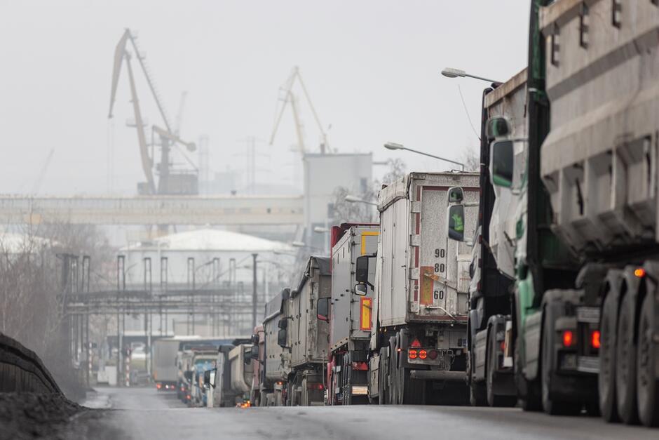 ciężarówki stojące w kolejce do portu gdanskiego