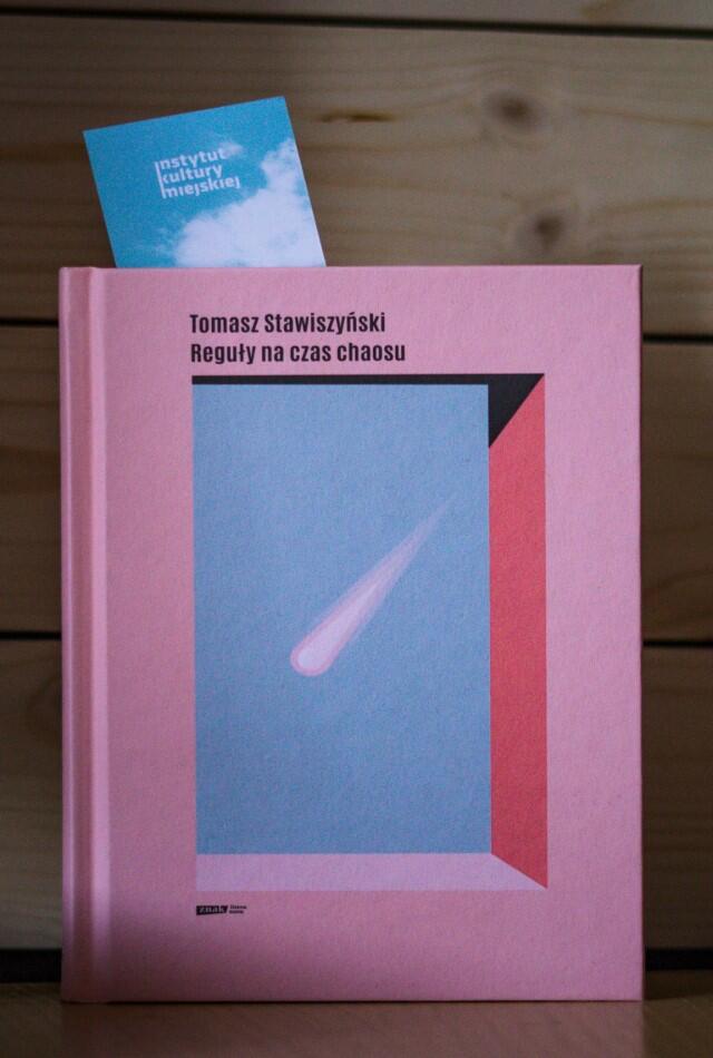 Różowa okładka książki Tomasza Stawiszyńskiego pt. “Reguły na czas chaosu”