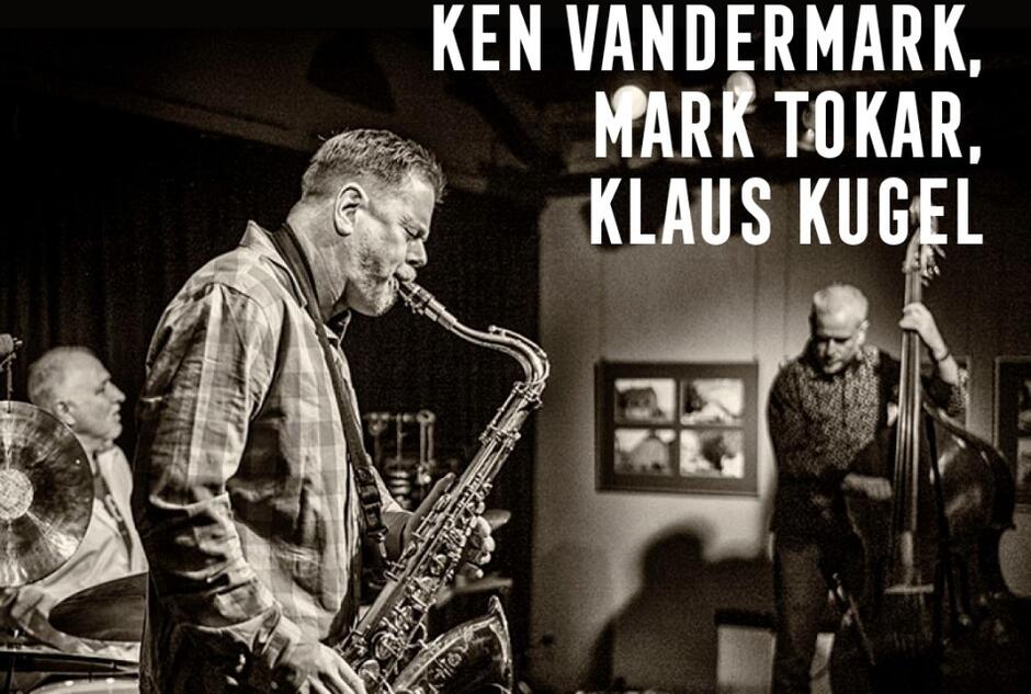 Dwa muzycy podczas koncertu na scenie: Ken Vandermark gra na saksofonie i Mark Tokar na konstrabasie 