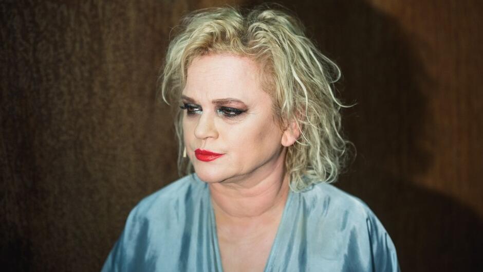 kobieta w średnim wieku, z mocnym makijażem - portret 