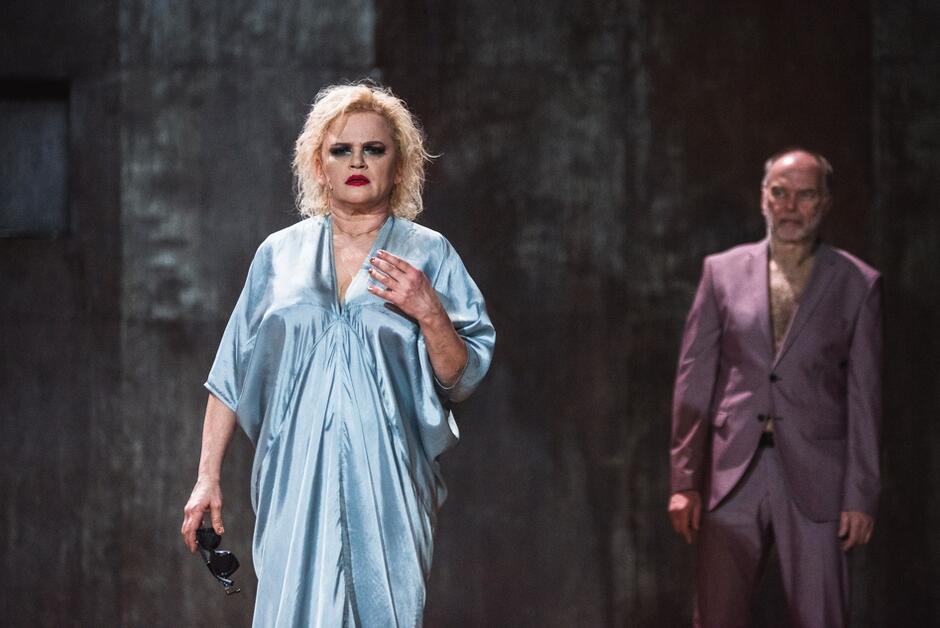 kobieta w długiej sukni i mężczyzna w garniturze na scenie