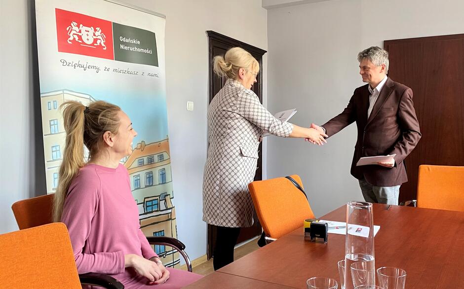 Ziemowit Borowczak, dyrektor Gdańskich Nieruchomości podpisuje porozumienie w sprawie współpracy GN z PSB. 