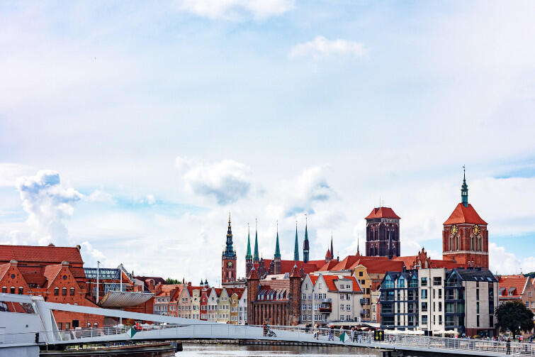 panorama Starego Miasta w Gdańsku, kamienice, wieża Bazyliki Mariackiej, ratusza Głównomiejskiego i rzeki Motławy