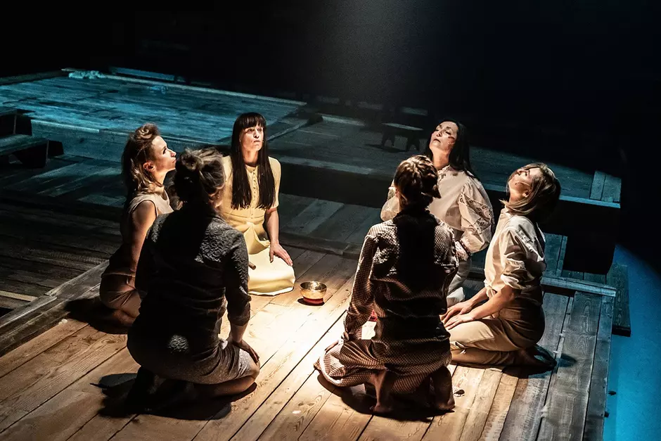 sześć aktorek siedzi w kręgu