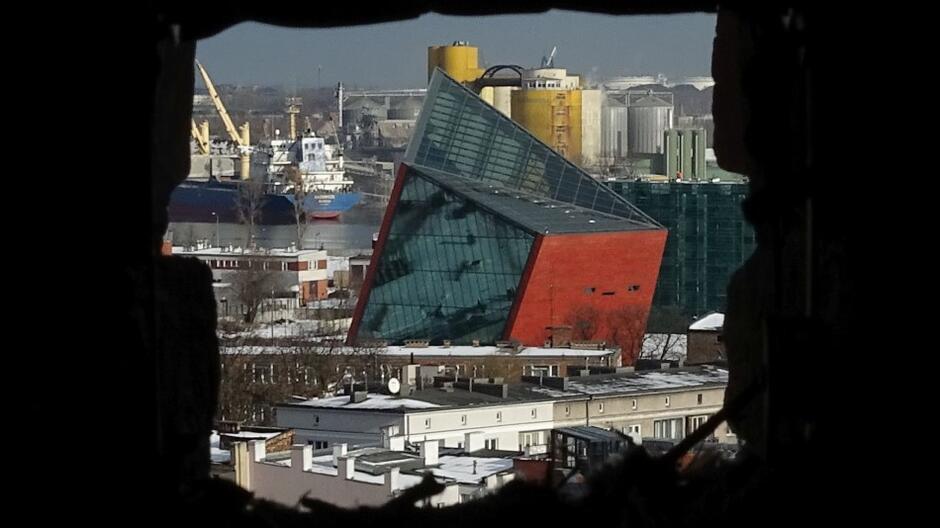 Widok panoramiczny na nowoczesny budynek muzealny