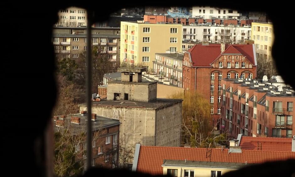 Widok z wysokości na bloki i mniejsze budynki