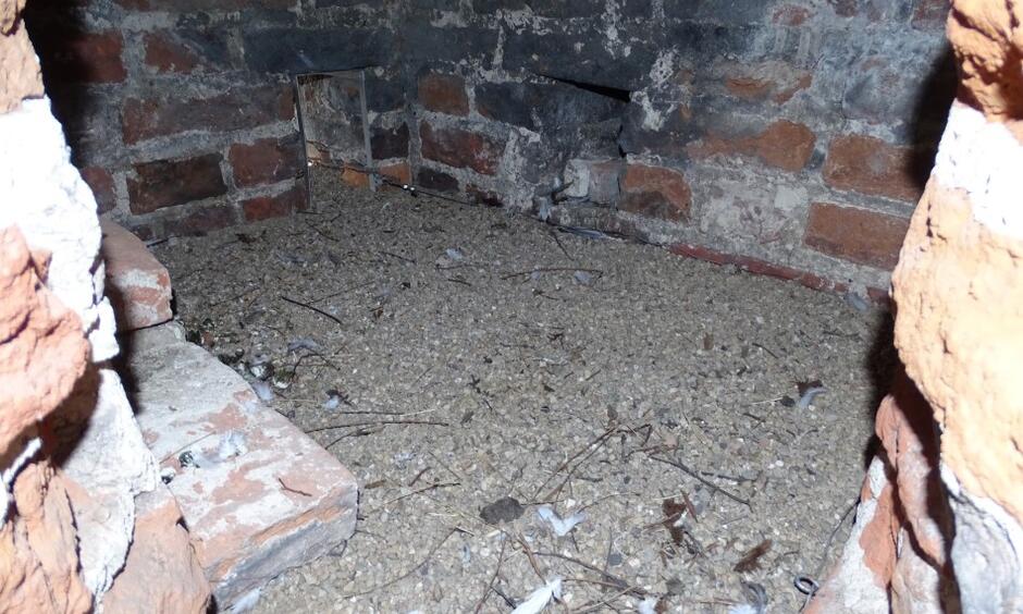 Komora wysypana piaskiem obudowana czerwoną cegłą