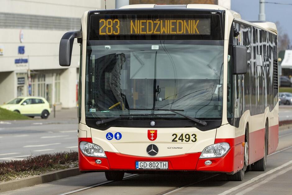 Czerwony autobus, na wyświetlaczu nad przednią szybą ma nr 283 oraz napis NIEDŹWIEDNIK