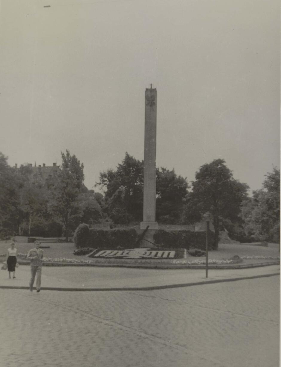 Pionowy obelisk, zdjęcie czarno białe