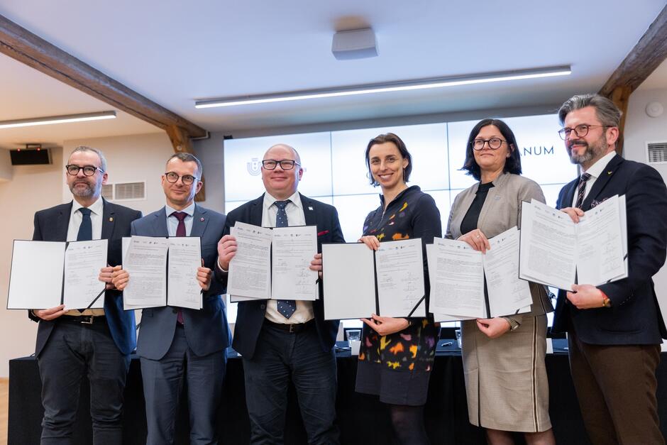 prof. dr hab. Piotr Stepnowski, rektor Uniwersytetu Gdańskiego, prof. dr hab. Marcin Gruchała, rektor Gdańskiego Uniwersytetu Medycznego, prof. dr hab. inż. Krzysztof Wilde, rektor Politechniki Gdańskiej, Monika Chabior, zastępczyni prezydenta Gdańska ds. rozwoju społecznego i równego traktowania, prof. dr hab. inż. Adriana Zaleska-Medynska, dyrektor Związku Uczelni w Gdańsku im. Daniela Fahrenheita, Paweł Golak, dyrektor Hevelianum 