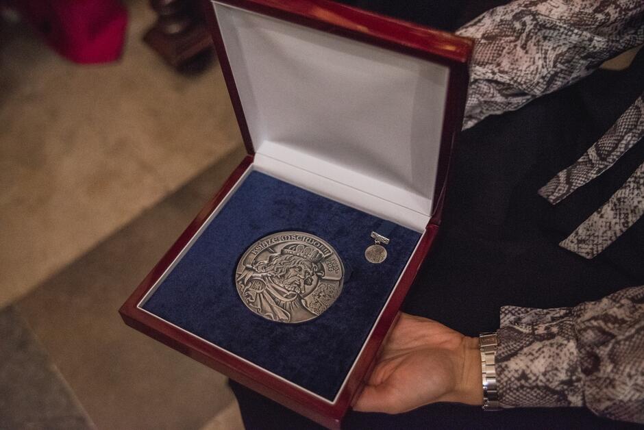 Medal Księcia Mściwoja II w pudełku