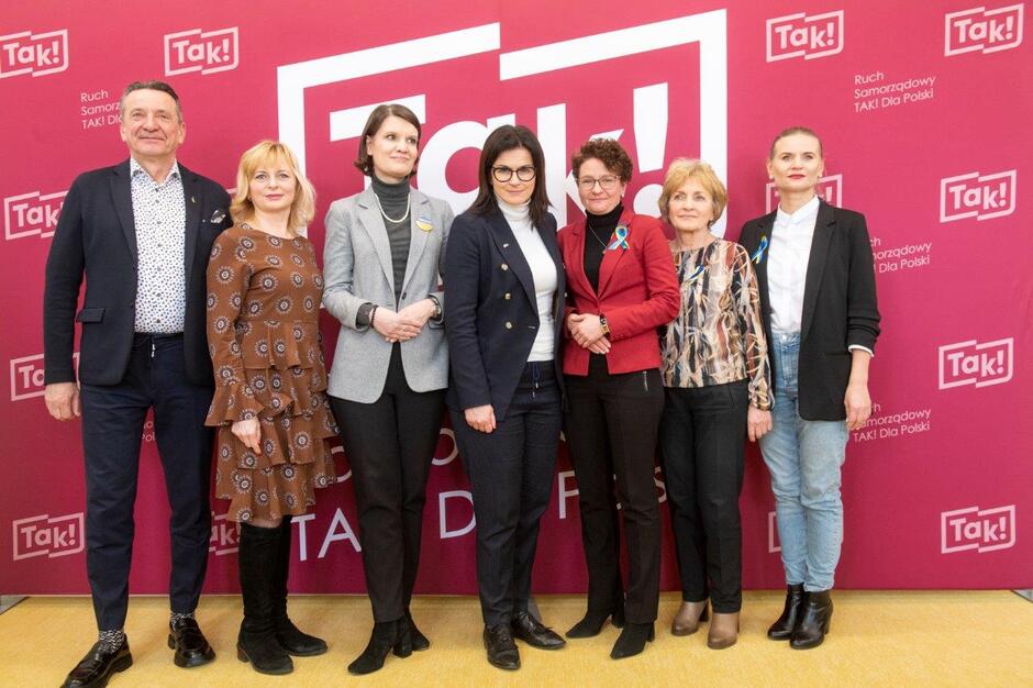 Od lewej: Leszek Bonna, wicemarszałek województwa pomorskiego, Olena Matviichuk, Katarzyna Gruszecka-Spychała, wiceprezydent Gdyni, Aleksandra Dulkiewicz, prezydent Gdańska, Magdalena Czarzyńska-Jachim, wiceprezydentka Sopotu Magdalena Kołodziejczak, wójt gminy Pruszcz Gdański oraz Marta Makuch, wiceprezydentka Słupska 