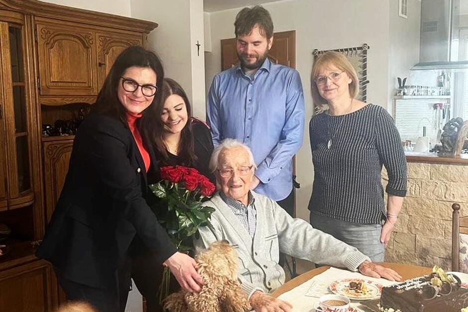 rodzina i prezydent gdańska otaczają starszego pana