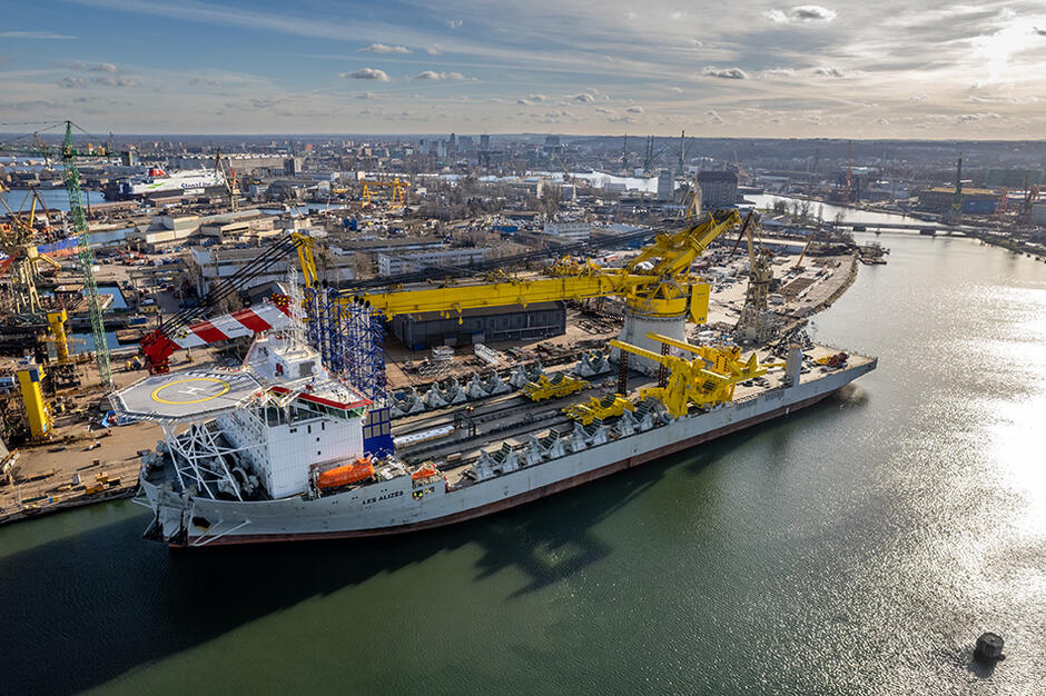 Wielki statek przy stoczniowym nabrzeżu - zdjęcie wykonane za dnia, z wysokości, przy pomocy drona 