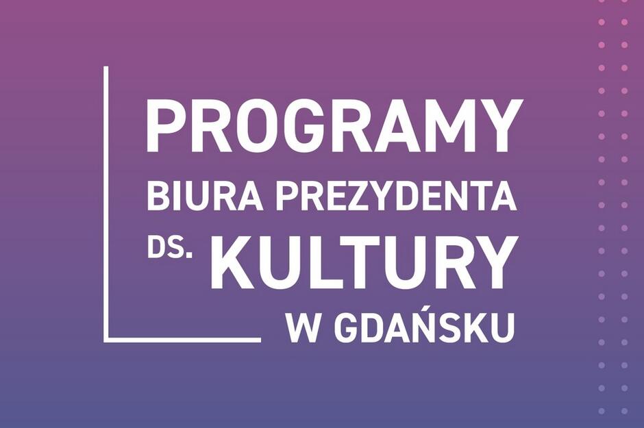 Fioletowa plansza z napisem: Programy Biura Prezydenta ds. Kultury w Gdańsku 