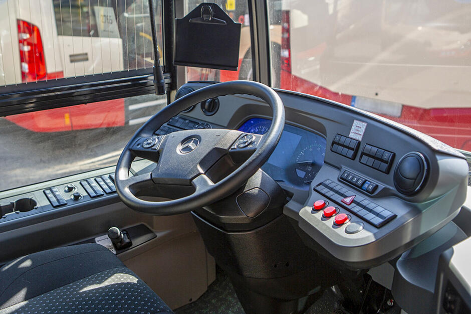 Pusta kabina kierowcy autobusu 