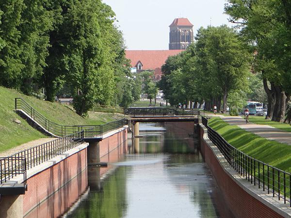 Widok na kanał Raduni na wysokości ulicy Brzegi w stronę centrum Gdańska. W tle widoczna wieża kościoła Mariackiego.