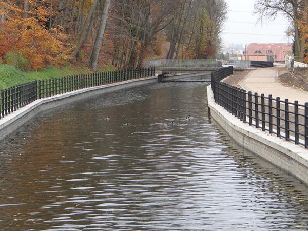 Widok na kanał Raduni w św. Wojciechu w kierunku centrum Gdańska.