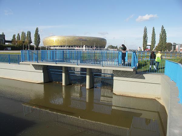 Zbiornik wodny Uczniowska. W tle widoczny stadion piłkarski w Letnicy.