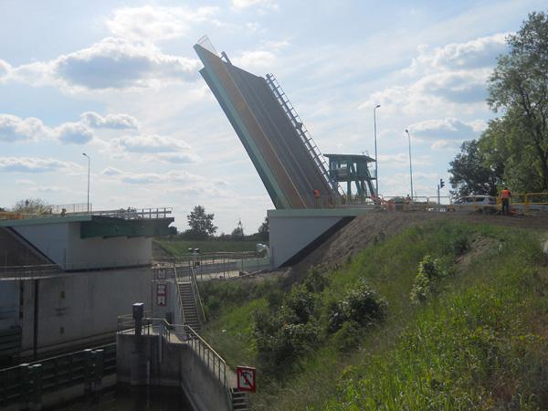 Most zwodzony w Przegalinie z podniesionym przęsłem.