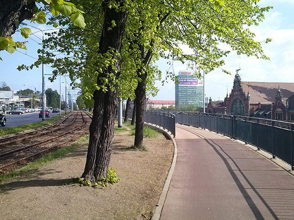 Droga rowerowa wzdłuż ul. 3-go Maja na wysokości Sądu Rejonowego Gdańsk-Południe w Gdańsku. W perspektywie widoczny budynek Dworca Głównego i Zieleniak .