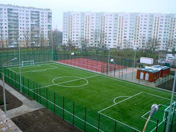 Widok z góry na boisko piłkarskie przy Zespole Szkół Sportowych i Mistrzostwa Sportowego na osiedlu Żabianka w Gdańsku.