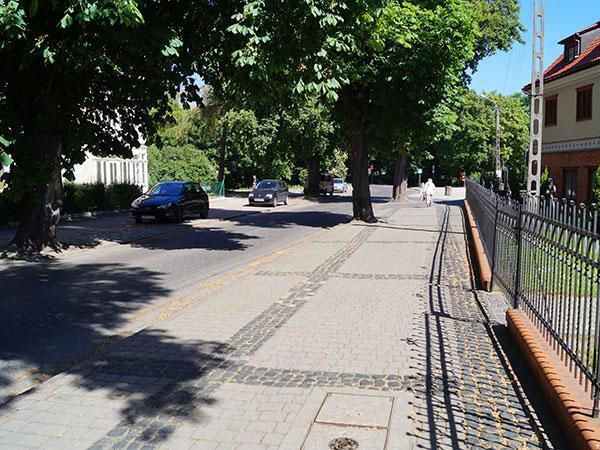 Chodnik przy ulicy Cystersów na wysokości Kurii Metropolitalnej. Widok w kierunku Katedry Oliwskiej.