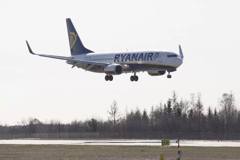 Samolot Ryanair ląduje na pasie startowym