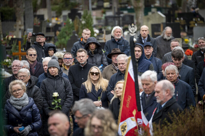 Tłum osób na pogrzebie