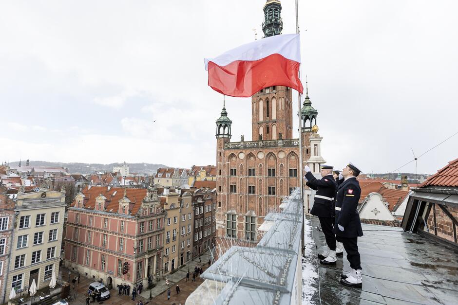 Podniesienie flagi na masz Dworu Artusa, fot Piotr Wittman