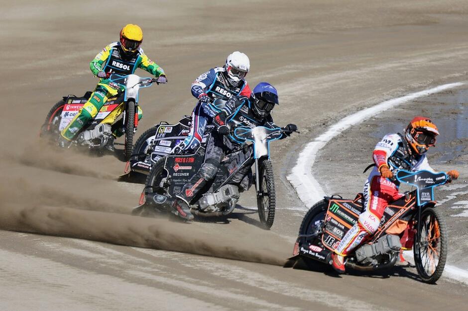 Czterech żużlowców na torze jadą jeden za drugim