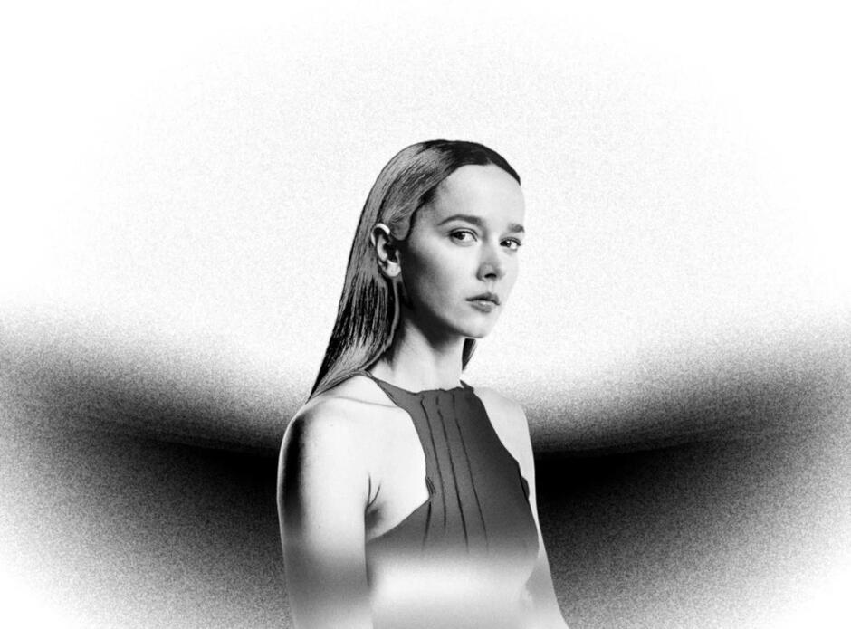 czarno-białe artystyczne zdjęcie, pozuje kobieta