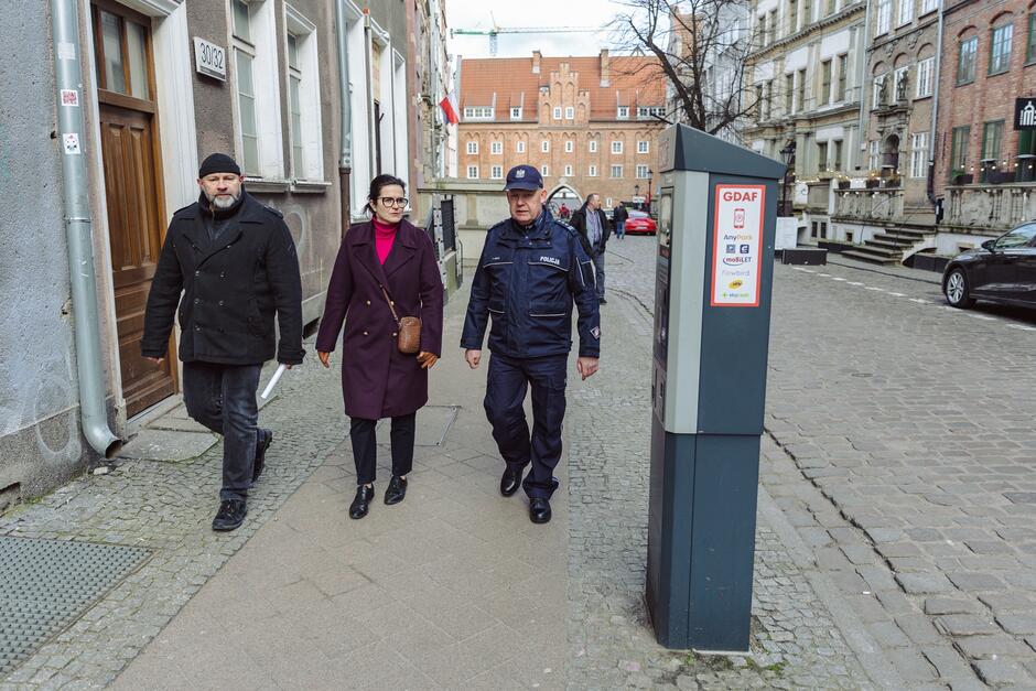 Spacer prezydent Gdańska z komendantem policji po Śródmieściu Gdańska, fot Dominik Paszliński