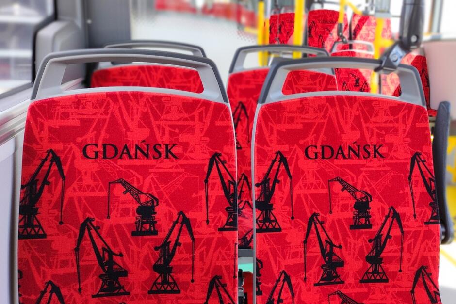 czerwony fotel autobusowy na nim dźwigi i napis gdańsk