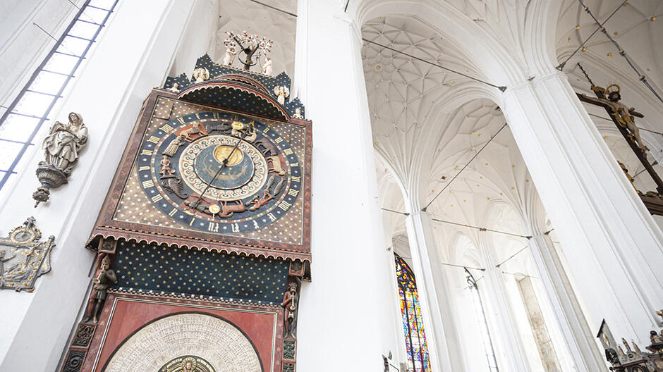 Zegar astronomiczny we wnętrzu kościoła