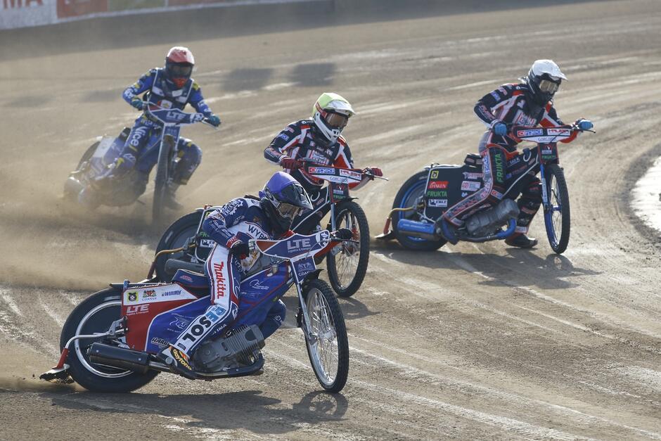 Czterech żużlowców na torze