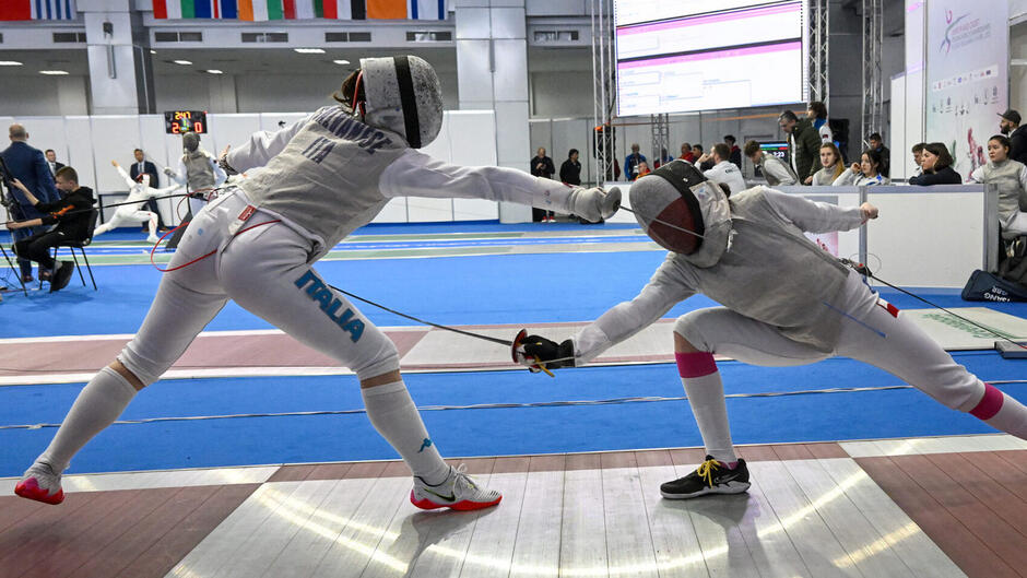 Dwie florecistki walczą na planszy